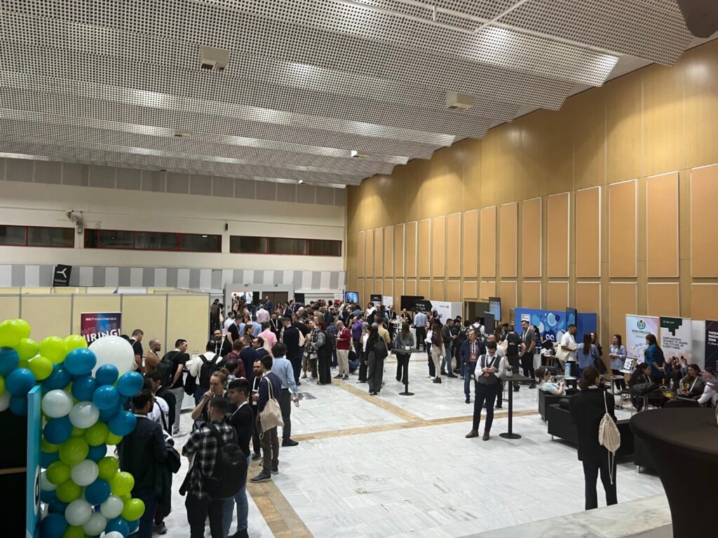 Το lobby στο Συνεδριακό Κέντρο «Ιωάννης Βελλίδης» κατά το Voxxed Days Thessaloniki 2025